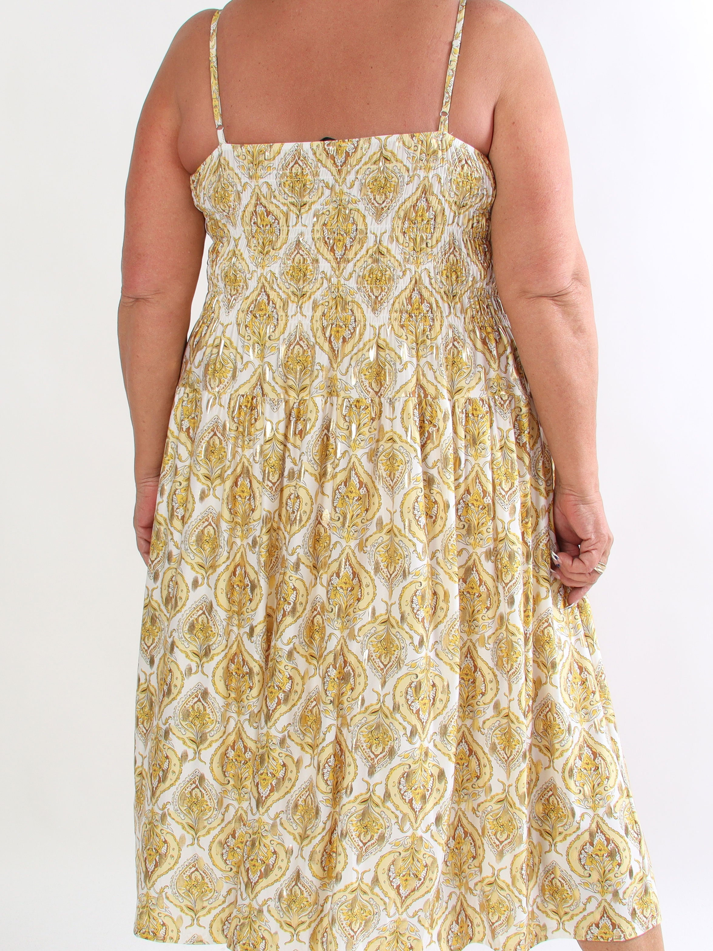 Maira Oasis - Plus size stropkjole med guld dutter og smock henover brystet